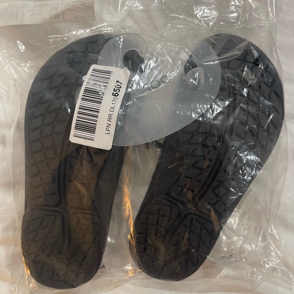 OOFOS Black Sandals M5/W7 - Picture 4 of 4